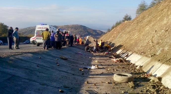 Isparta'da midibüs şarampole yuvarlandı: 18 ölü